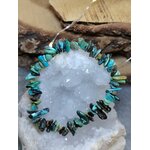 Bracelet turquoise baroque autour d’un amas de quartz, mise en scène spirituelle pour retrouver son axe et garder une énergie régulière