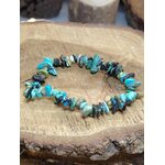 Bracelet turquoise baroque en éclats posé sur tranche de bois, ambiance artisanale pour détente nerveuse, clarté mentale et ancrage doux