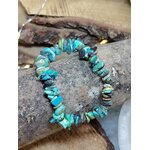 Bracelet turquoise baroque en éclats naturels sur pierres et bois, pierre naturelle pour intuition claire, recentrage et guidance intérieure