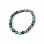 Bracelet turquoise africaine en jaspe africain sur fond blanc, pierre naturelle 6 mm, communication apaisée et équilibre intérieur.