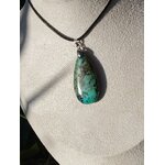 Collier cordon noir avec pendentif turquoise africaine goutte bleu-vert marbrée porté au cou, jaspe africain associé à l’assurance, à la sérénité relationnelle et à l’équilibre affectif.