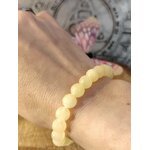 Bracelet calcite jaune 6 mm porté au poignet, perles rondes miel sur élastique, joie intérieure, confiance en soi et clarté mentale