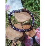 Bracelet Cauchemar en décor nature avec bois et feuillage, perles violettes pour apaisement émotionnel, recentrage et sentiment de sécurité