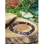 Bracelet en pierres naturelles Cauchemar avec décor boisé et feuillage, perles violettes pour repos intérieur, apaisement et stabilité émotionnelle