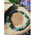Bracelet Éveil spirituel en azurite, labradorite et agate mousse sur rondin de bois avec feuillage vert, ancrage doux, vision intérieure et calme."