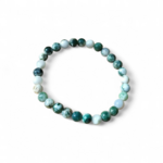 Bracelet Agate Arbre 6 mm sur fond blanc, perles vert mousse et blanches en pierre naturelle, clarté émotionnelle et douceur