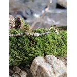 Bracelet labradorite avec fermoir visible sur mousse verte et galets, finitions dorées, maîtrise émotionnelle et confiance tranquille.