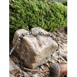 Bracelet labradorite facettée posé sur gros galet avec mousse verte et bois, respiration mentale et solidité intérieure