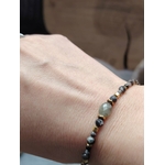 Bracelet labradorite facettée porté au poignet, bijou fin aux reflets gris bleu et détails dorés, confiance intérieure et discernement