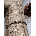 Bracelet en labradorite sur écorce avec pomme de pin, décor nature boisé, enracinement paisible et sérénité