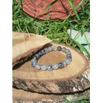 Bracelet Agate Veine de Dragon 8 mm teintée sur rondin texturé, mise en scène naturelle, volonté douce et solidité intérieure