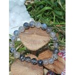 Gros plan du bracelet Agate Veine de Dragon 8 mm teintée sur tranche de bois, décor nature, recul émotionnel et maîtrise de soi
