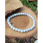 Bracelet célestine 6 mm sur rondin de bois avec feuillage vert, perles bleu ciel et bleu poudré, sérénité du mental et expression plus douce