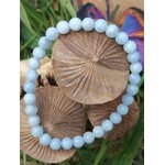 Bracelet célestine 6 mm sur décor champignons en bois avec feuillage, nuances bleu brume et blanc minéral, parole apaisée et détente intérieure