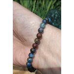 Bracelet dumortiérite 6 mm porté au poignet sur fond vert naturel, clarté d’esprit, parole plus posée et sensation d’alignement mental