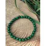 Bracelet jade africain 6 mm sur décor boisé et végétal, perles vert forêt et vert jade pour lâcher-prise et harmonie émotionnelle
