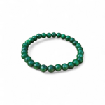 Bracelet jade africain 6 mm sur fond clair, perles vert intense aux nuances marbrées pour assurance tranquille et stabilité du ressenti