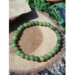 Bracelet jade du Canada 6 mm sur rondin de bois avec écorce et feuillage, perles vert clair, vert olive et vert mousse pour stabilité douce et sagesse intérieure