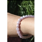 Bracelet kunzite 6 mm porté au poignet, perles rose pâle et lilas translucides pour douceur affective, calme du cœur et réconfort intérieur