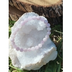 Bracelet kunzite 6 mm sur rondin de bois, perles rose poudré, lilas clair et transparences soyeuses, apaisement émotionnel, calme et relâchement