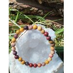 Bracelet mookaïte 6 mm sur amas de quartz avec branches et feuillage, perles ocre, miel et bordeaux pour clarté instinctive, vitalité et stabilité profonde