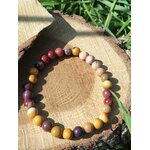 Bracelet mookaïte 6 mm sur rondelle de bois et planche brute avec feuillage vert, perles ocre et prune pour ancrage, motivation durable et discernement