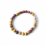 Bracelet mookaïte 6 mm sur fond blanc, perles jaune ocre, beige, bordeaux et prune pour présence à soi, souplesse émotionnelle et calme intérieur