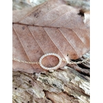 Bracelet fin acier inoxydable doré avec ovale pavé de strass sur bois clair et écorce, accessoire délicat au style lumineux.