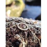 Bracelet chaîne dorée avec anneau ovale strass sur écorce texturée et petits cônes, photo nature, bijou acier inoxydable femme