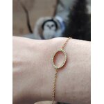 Bracelet chaîne ovale pavé de strass acier inoxydable doré porté au poignet, rendu fin, brillant et élégant au quotidien