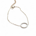 Bracelet chaîne ovale pavé de strass acier inoxydable doré sur fond blanc, chaîne fine et fermoir visibles, bijou femme élégant