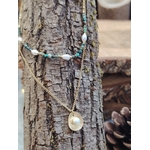 Collier double chaîne dorée acier inoxydable, perles blanches, pierres vertes, médaillon nacré, suspendu sur écorce.