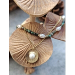 Collier double chaîne dorée acier inoxydable, perles blanches, pierres vertes, médaillon nacré, sur champignonsde bois.