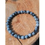 Bracelet obsidienne neige 6 mm sur planche en bois, perles noires et grises marbrées pour lucidité, recentrage et sérénité intérieure