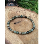 Bracelet jaspe feuilles d'argent 6 mm sur tranche de bois avec feuillage,perles vert olive, beige pierre, brun terre et kaki doux  discernement, présence et équilibre intérieur