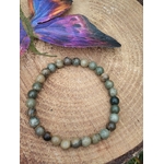Bracelet jaspe feuilles dargent 6 mm sur rondin de bois avec feuille irisée, perles kaki, vert sauge, beige sable et brun fumé,, enracinement, maîtrise émotionnelle et confiance tranquille