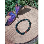 Bracelet jaspe héliotrope 6 mm sur rondin de bois, papillon bleu-violet et herbes ; force intérieure, vitalité, stabilité.