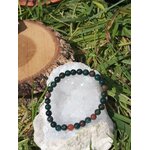 Bracelet jaspe héliotrope 6 mm sur amas de quartz, herbes en fond ; recentrage, stabilité, sérénité.