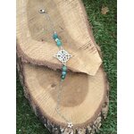 Bracelet symbole antique argenté, amazonite bleu-vert, Aqua Aura irisé, apatite turquoise, sur tranche de bois et verdure, calme intérieur, parole alignée, clarté, douceur émotionnelle.