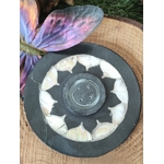 Porte-encens lotus en pierre ollaire noir et blanc, motif fleur au centre, posé sur support en bois avec fleurs en décor, ambiance zen, aide à la détente, au recentrage et à apaiser l’esprit.
