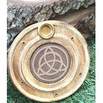 Support à encens en bois rond triquetra, photo naturelle sur bois et feuillage, esprit apaisement, recentrage, sérénité.