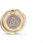 support-a-encens-en-bois-rond-triquetra-photo-naturelle-sur-fond blanc-esprit-apaisement-recentrage-serenite