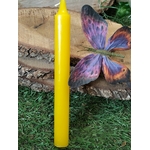 Bougie jaune sur mousse, papillon violet-orange en arrière-plan, rondin de bois; clarté, joie, renouveau.
