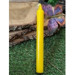 Bougie jaune devant rondin de bois, papillon violet-orange; joie, clarté, renouveau.