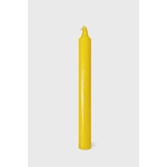 Bougie jaune fine détourée sur fond blanc, mèche visible, style photo produit; clarté, joie, énergie solaire.