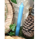 Bougie bleue fine dans un décor nature (bois, pomme de pin, lierre, mousse), apaise et aide à s’exprimer.
