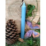 Bougie bleue dans un décor nature (pomme de pin, rondin de bois, lierre, mousse, papillon), favorise apaisement, sérénité, communication.