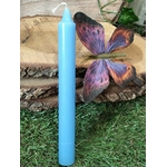 Bougie bleue sur mousse, rondins de bois et papillon violet-orange; calme, clarté, communication.