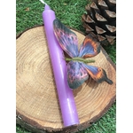 Bougie violette posée sur rondin de bois, papillon violet-orange, décor mousse; intuition, apaisement, recentrage.