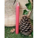 Bougie rouge fine posée sur mousse verte, à côté d’une pomme de pin, fond en bois avec lierre, décor nature, ancrage, chaleur, confiance, apaisement, harmonie intérieure.
